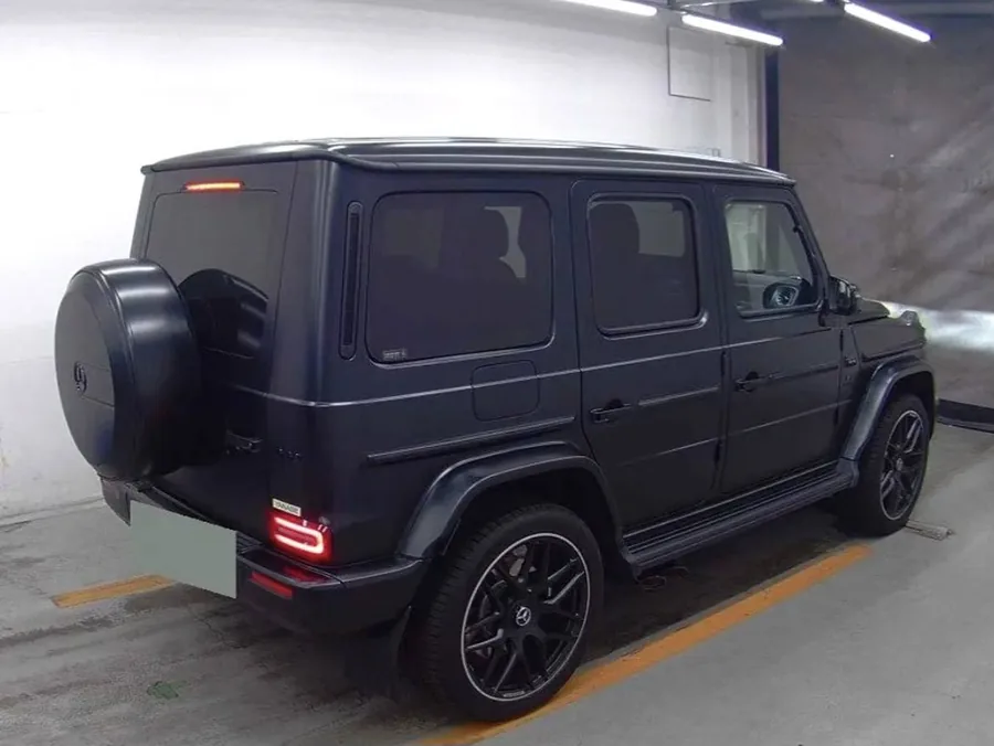 نمای سهرخ عقب مرسدسبنز G-Class و چرخ یدک