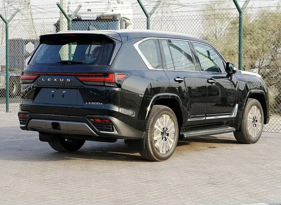 نمای سه‌رخ عقب لکسوس LX مشکی