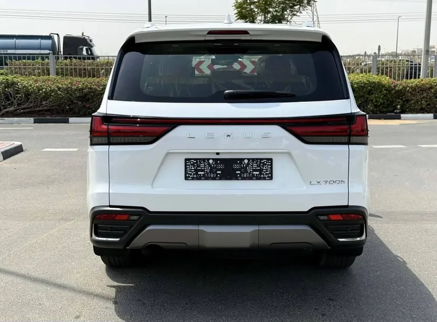 نمای عقب لکسوس LX سفید